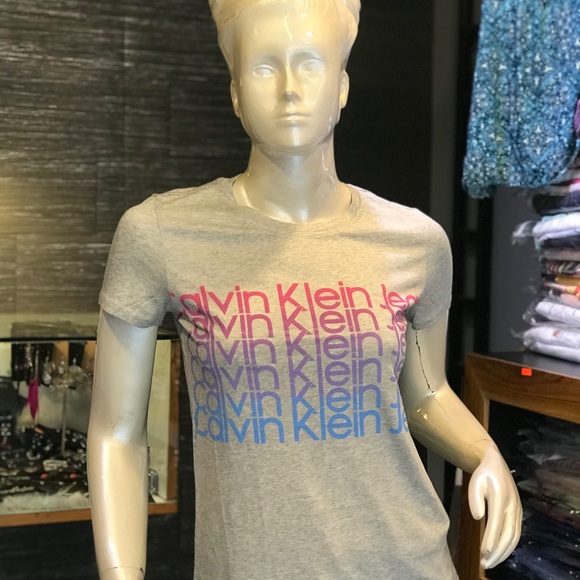 Calvin Klein Tshirt - Picture 2 of 2